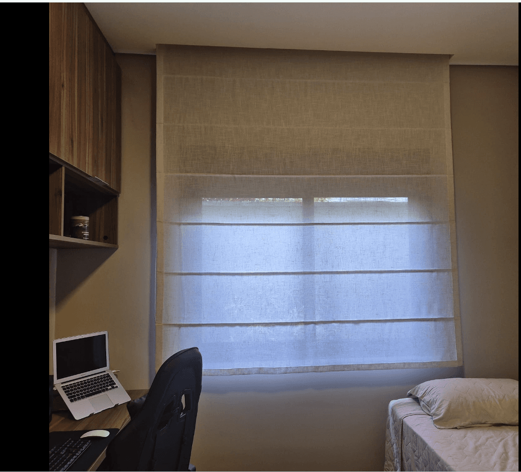 Cortina Romana em tecido instalada em ambiente — Dona Menina Ateliê Florianópolis SC