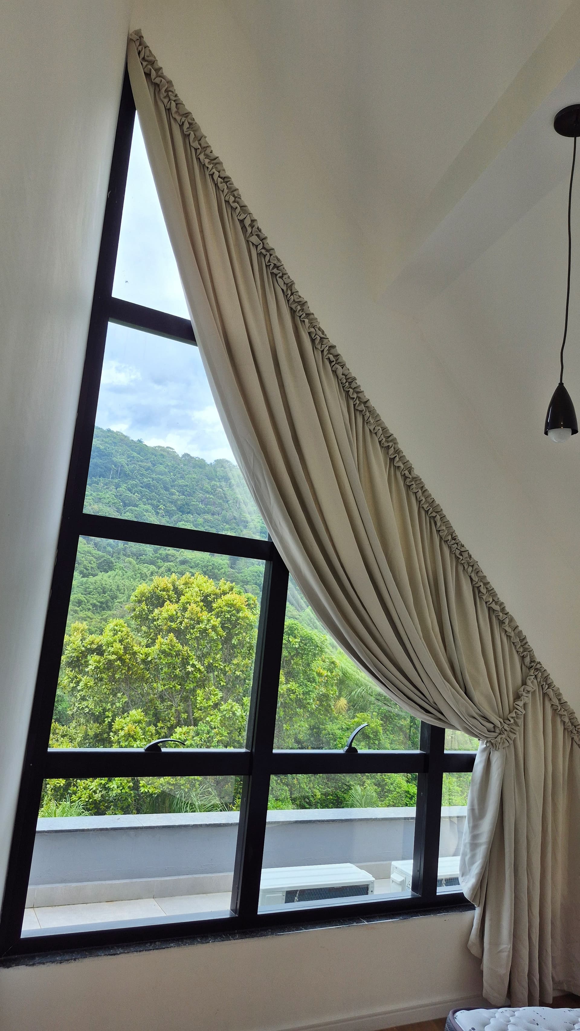 Cortina inclinada franzida para chalés — Ateliê Dona Menina Florianópolis SC