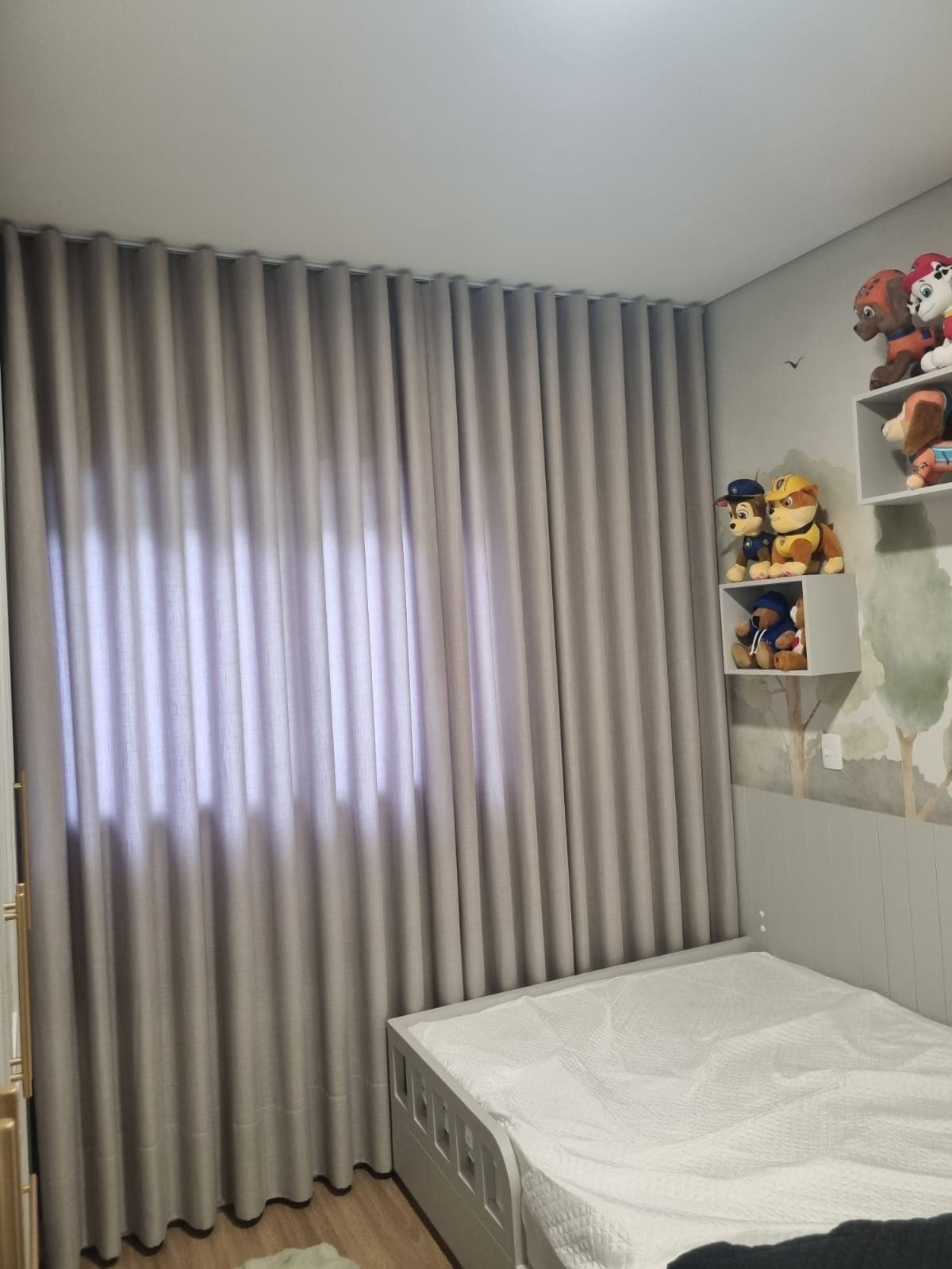 Quarto com cortina blackout instalada bloqueando completamente a luz — Ateliê Dona Menina Florianópolis SC