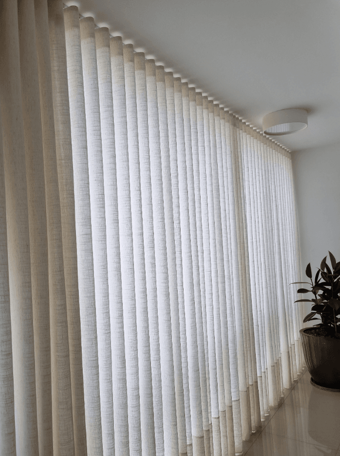 Sala com cortina exclusiva sob medida instalada em ambiente residencial — Ateliê Dona Menina Florianópolis SC