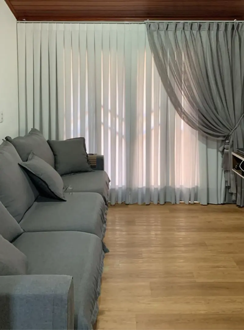 Cortina Prega Macho instalada em sala — Maravilha Cortinas Ibitinga SP