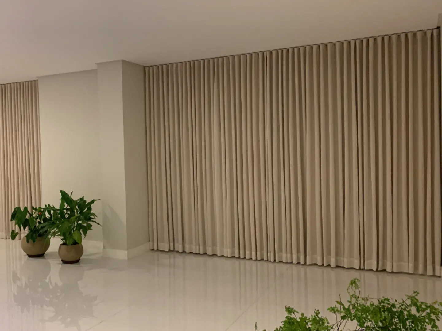 Cortina Wave sob medida instalada em sala de estar moderna em Ibitinga SP — Maravilha Cortinas e Persianas