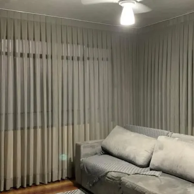 Comparativo entre cortina e persiana sob medida em ambiente decorado — Maravilha Cortinas Ibitinga SP