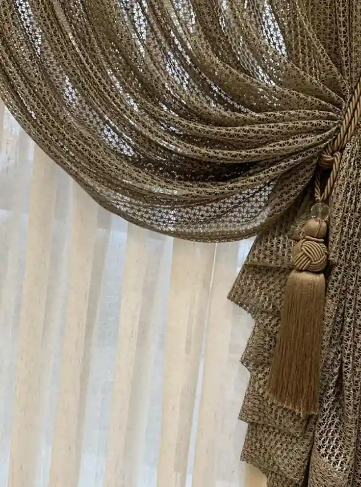 Pingente dourado acabamento para cortina — Maravilha Cortinas Ibitinga SP
